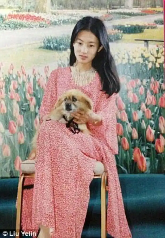 В 50 лет её принимают за подружку сына