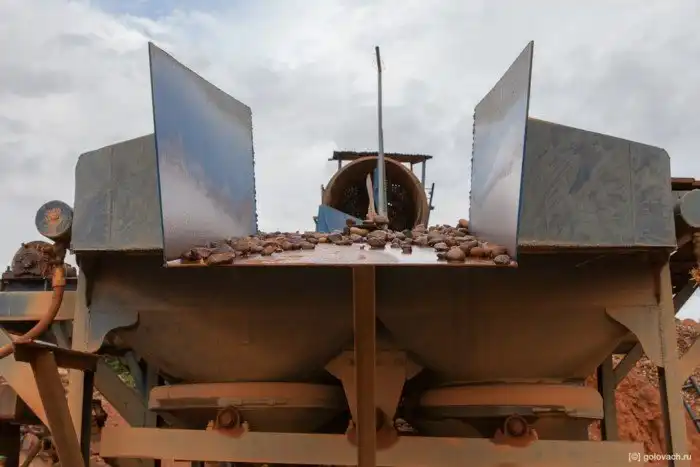 Как организована добыча сапфиров на Мадагаскаре