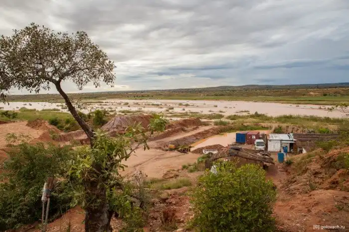 Как организована добыча сапфиров на Мадагаскаре