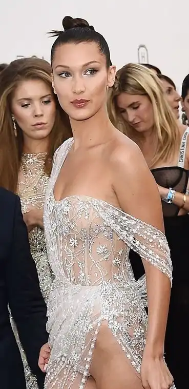 Модель Белла Хадид привлекла внимание откровенным нарядом на Каннском кинофестивале