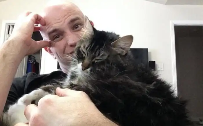 Парню пришлось выбирать между девушкой и кошкой