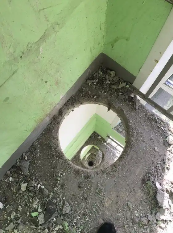 У нас в доме похитили... мусоропровод!