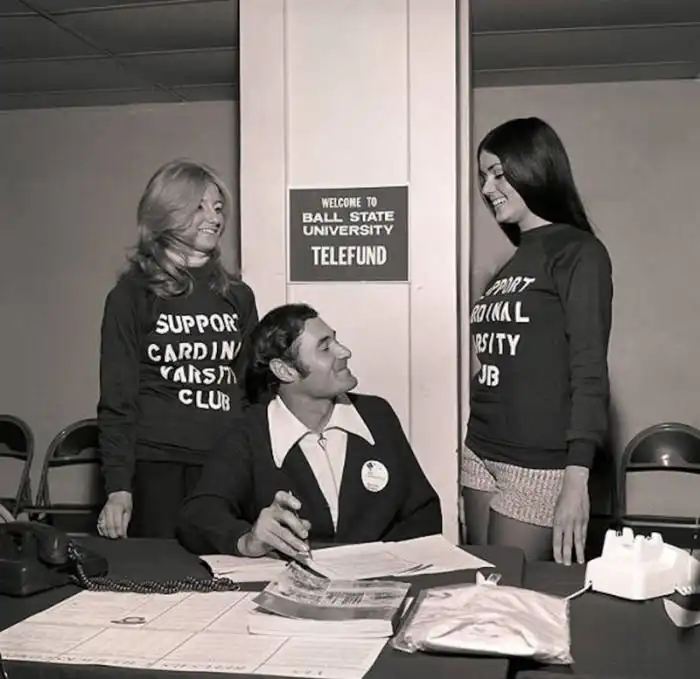 Мужчины глазеют на понравившихся им девушек