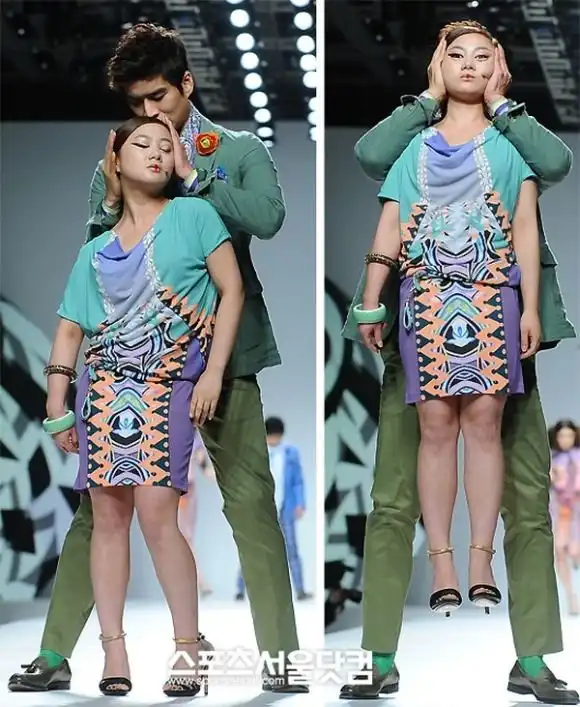 Странный модный показ