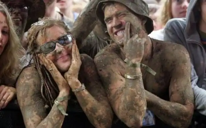 Любители порезвиться в грязи на фестивале Гластонбери