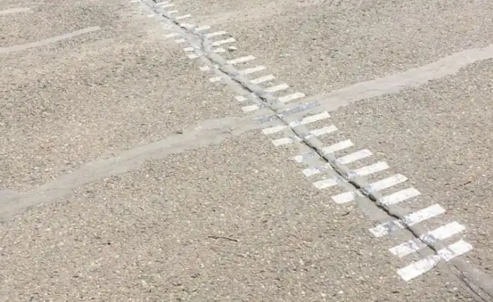 В кемеровском парке трещину в асфальте заклеили скотчем