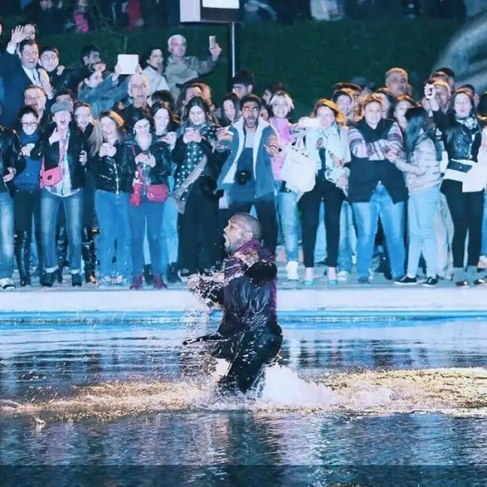 Офанатели до безумия! Какие немыслимые вещи, принадлежащие знаменитостям, скупают поклонники