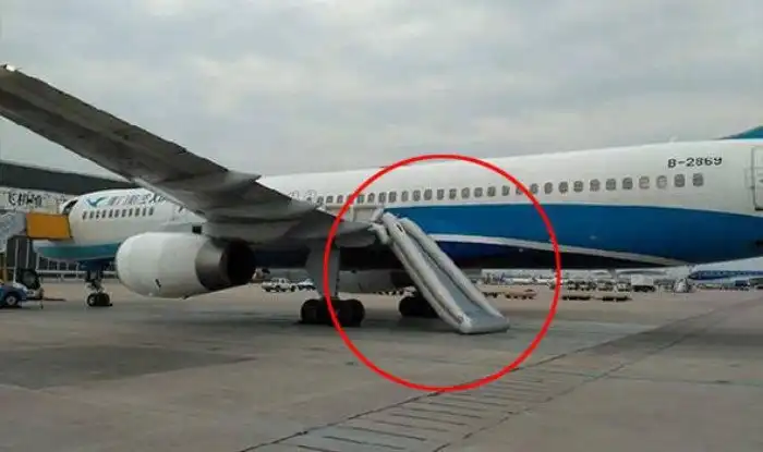 Китаянка из любопытства открыла аварийный выход самолета