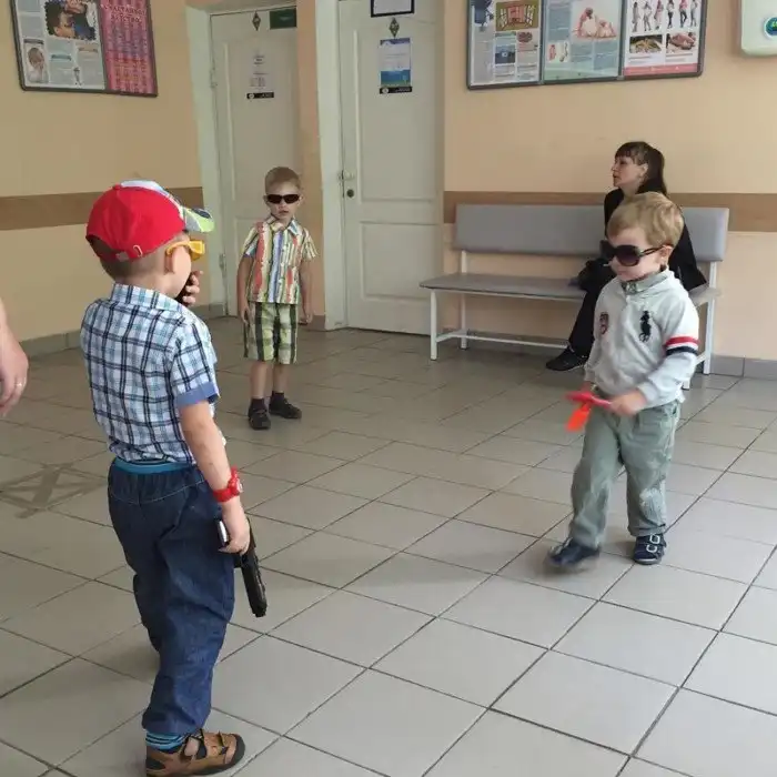 В очереди на прием к врачу каждый развлекается как может
