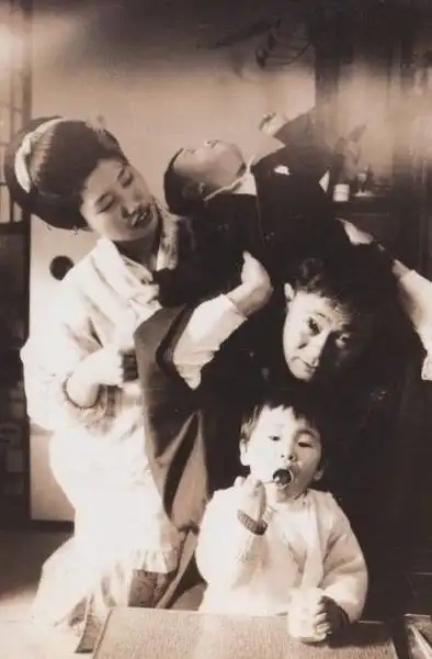 Дети, испортившие красивые семейные фото