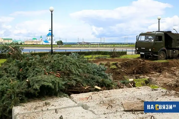 В Чебоксарах пожертвовали елями и газоном ради колеса обозрений и фастфуда