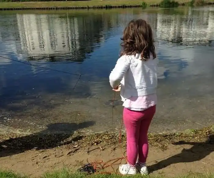 Необычной улов маленькой девочки