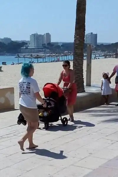 Пьяные британские девки на испанском курорте возвращаются с ночных загулов