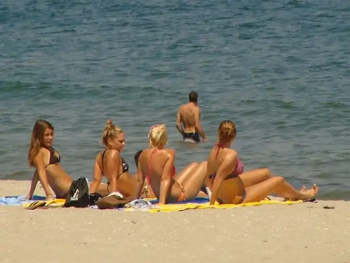 Девушки пялятся на парней