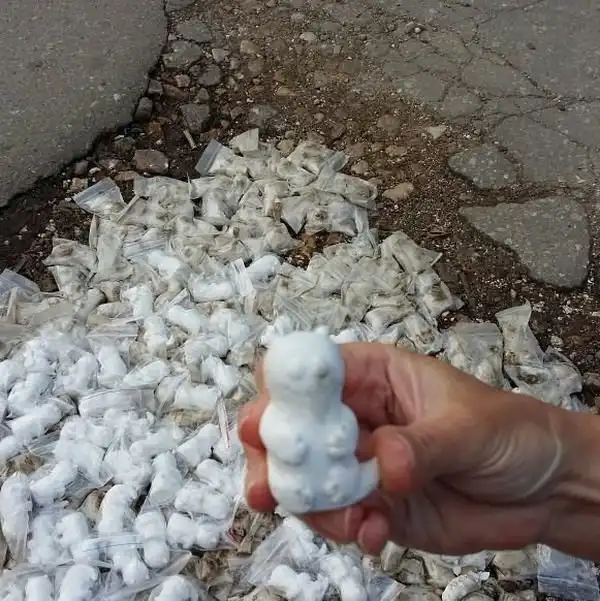 В Саратове ямы на дороге засыпали фигурками котов