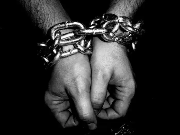 «Мне просто не хотелось, чтобы он уходил». Истории маньяков, которые пытались создать идеального секс-раба