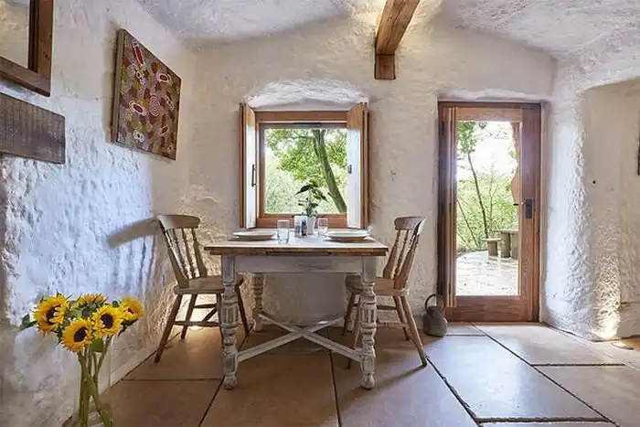 Дом в пещере в Великобритании