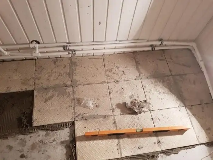 Как мастер отделочных работ плитку клал