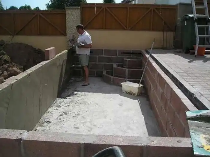 Однажды он напился и вырыл огромную яму во дворе — но вот как исправил ситуацию