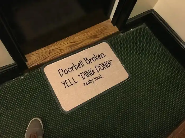 35 самых оригинальных и смешных придверных ковриков