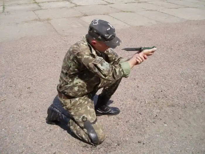 Необычное оружие: нож разведчика стреляющий