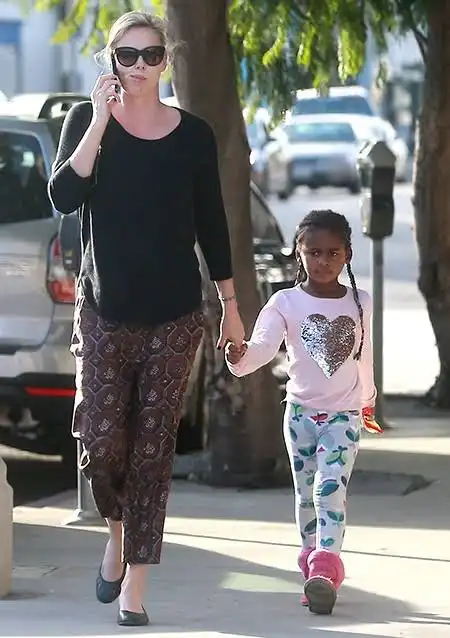 Как вы думаете, кто это рядом с Шарлиз Терон?