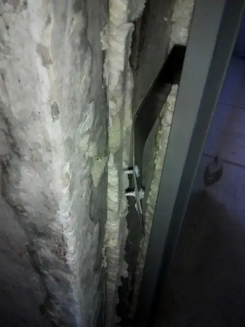 Как застройщик двери устанавливал