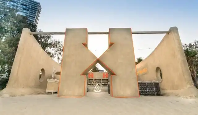 Австралийский хостел, построенный из песка