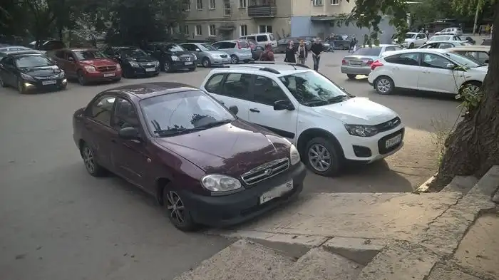 Автоледи посчитала пандус небезопасным и перекрыла заезд на него