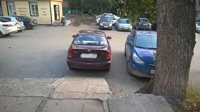 Автоледи посчитала пандус небезопасным и перекрыла заезд на него