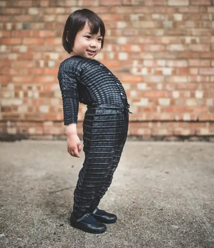 Изобретена одежда, которая растет вместе с ребенком. Экономия родительских денег и нервов!