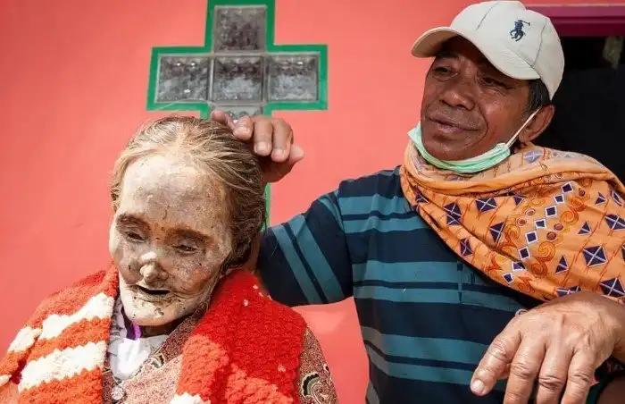 В праздник урожая в Индонезии покойников выкапывают, чтобы повеселились