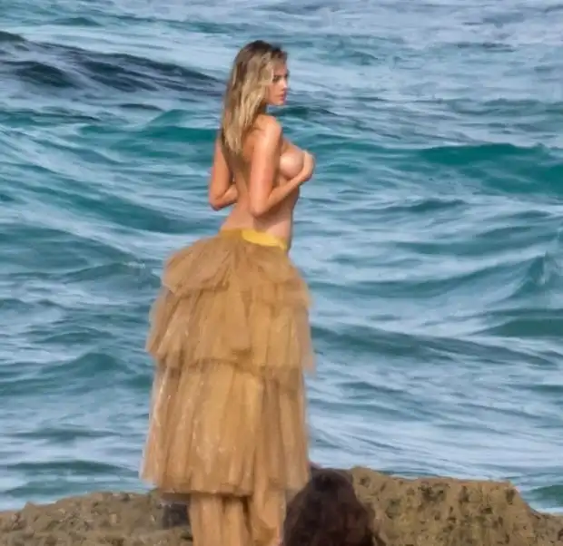 Кейт Аптон упала в воду во время откровенной фотосессии