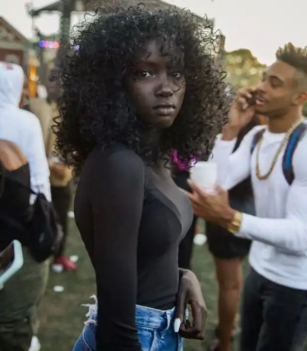 Вирусные фото принесли известность темнокожей студентке