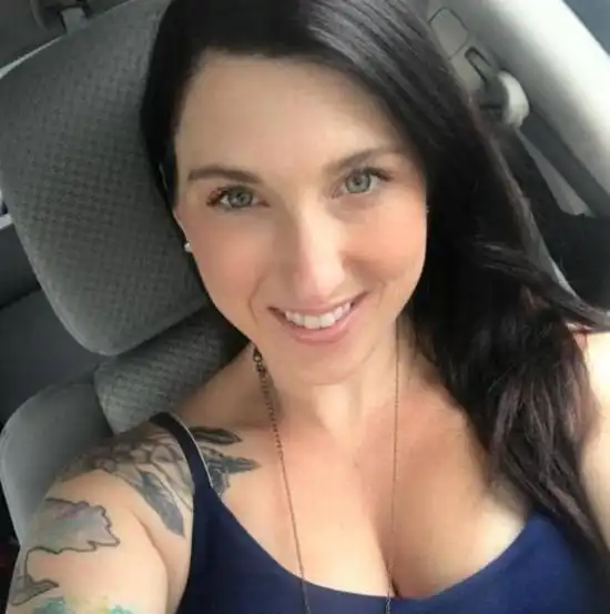 Пауэрлифтерша не прекращает тренировки даже на 8-м месяце беременности