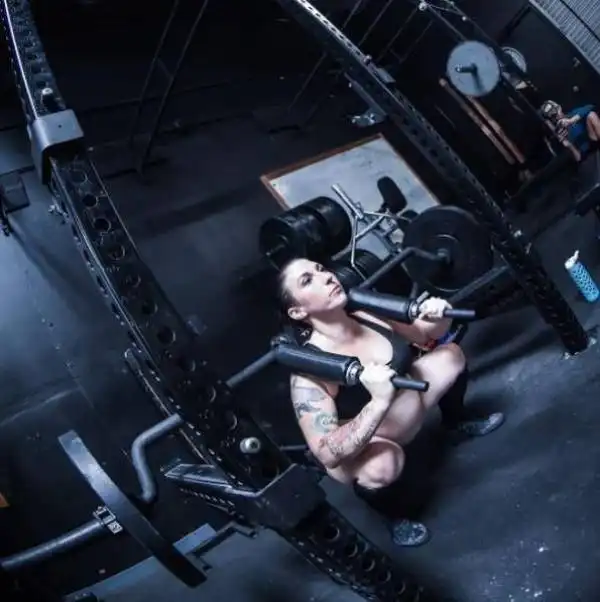 Пауэрлифтерша не прекращает тренировки даже на 8-м месяце беременности