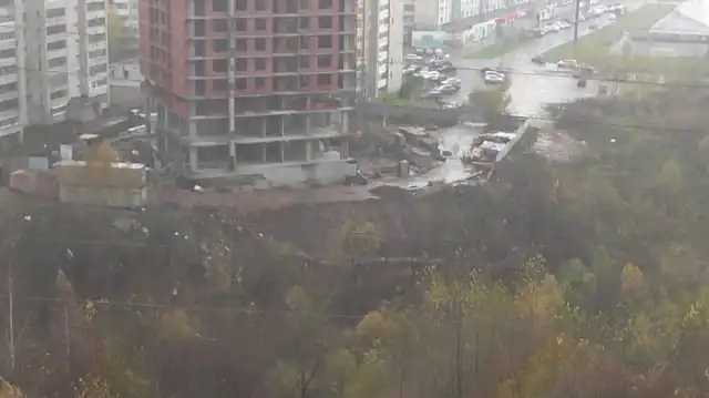 Экстремальная стройка на краю оврага