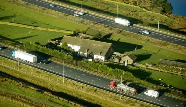 Стот-Холл - ферма посреди оживленной трассы