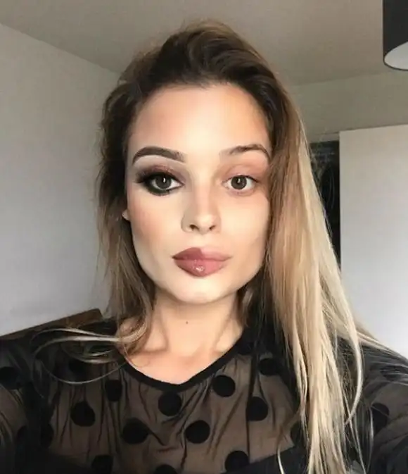 Девушки красят половину лица