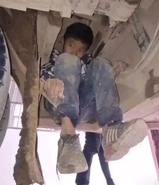 Соскучившиеся по родителям дети отправились в поездку под днищем автобуса