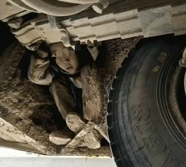 Соскучившиеся по родителям дети отправились в поездку под днищем автобуса