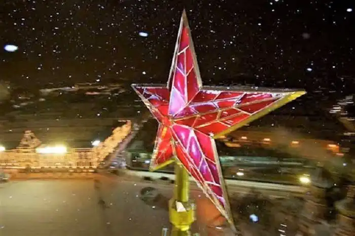 Когда на башнях Кремля появились звёзды?