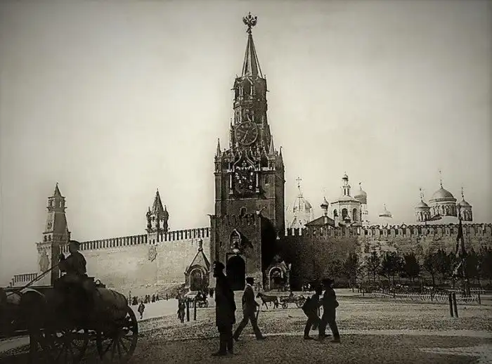 Когда на башнях Кремля появились звёзды?