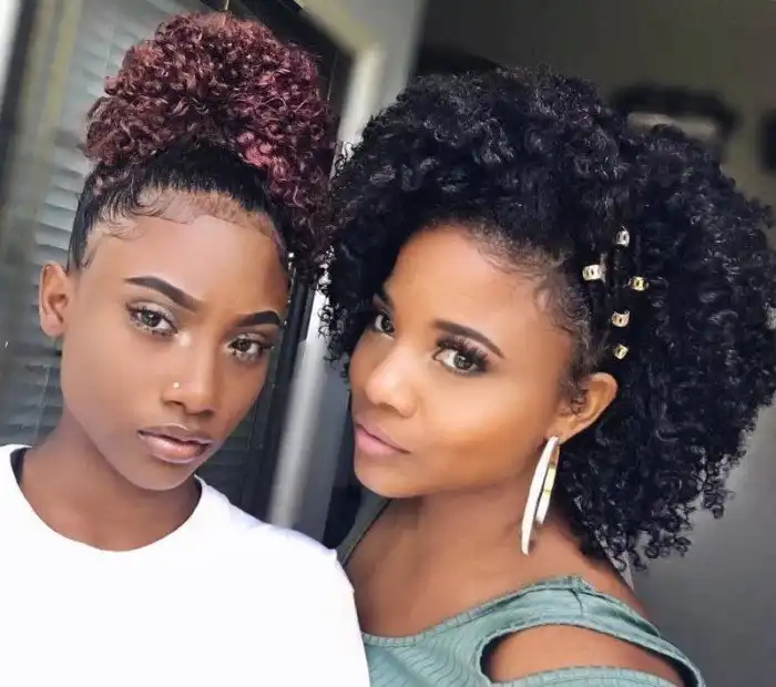 «Она вообще стареет?»: по фото трех девушек сразу не поймешь, кто из них мать