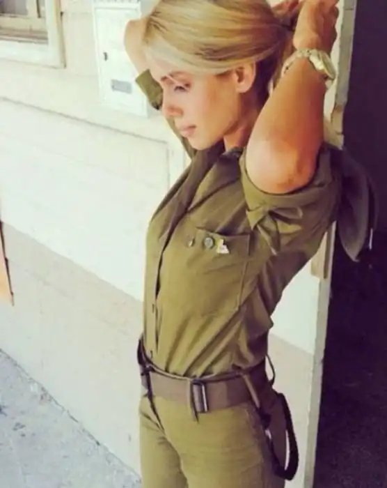 Девушки-военнослужащие и девушки с оружием