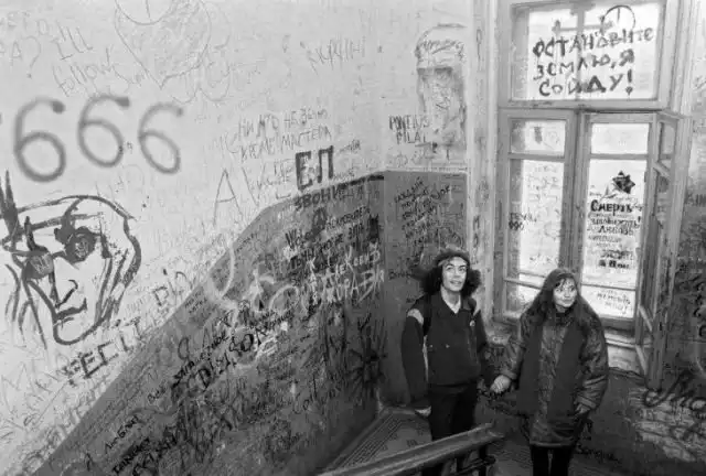 Подъезд дома с «нехорошей квартирой», расписанный поклонниками Булгакова