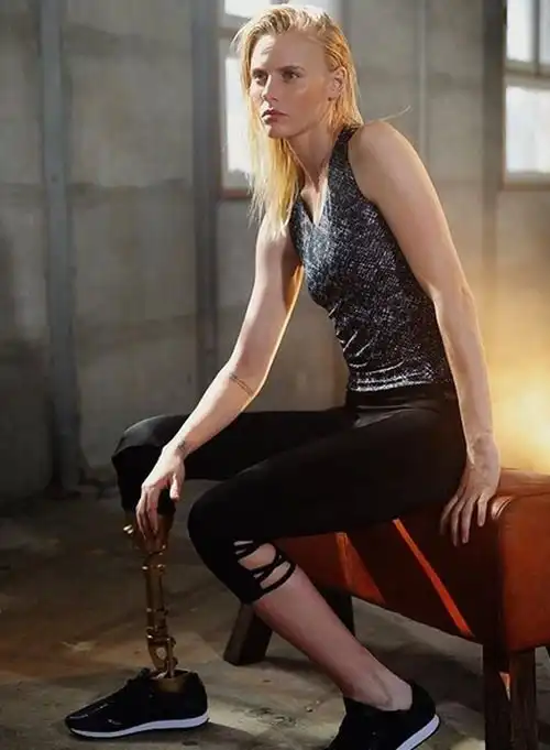 Американская модель лишилась ноги из-за использования тампона