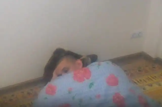 «Ирония судьбы» в реальной жизни: женщина обнаружила неизвестного парня, спящего под елкой