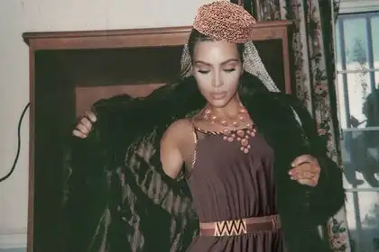 Голую Ким Кардашьян решили экстренно одеть