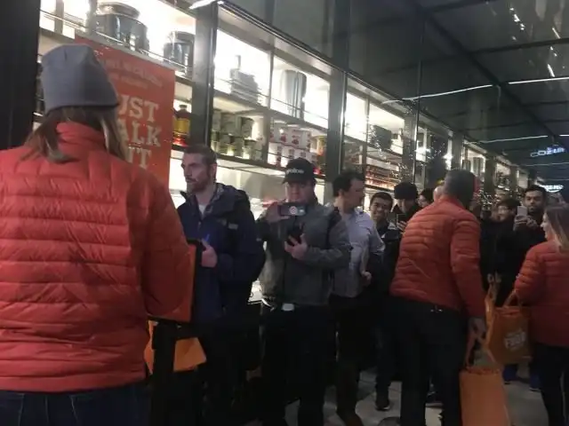 Автоматический магазин Amazon Go, в котором не должно быть очередей, столкнулся с ними в день открытия